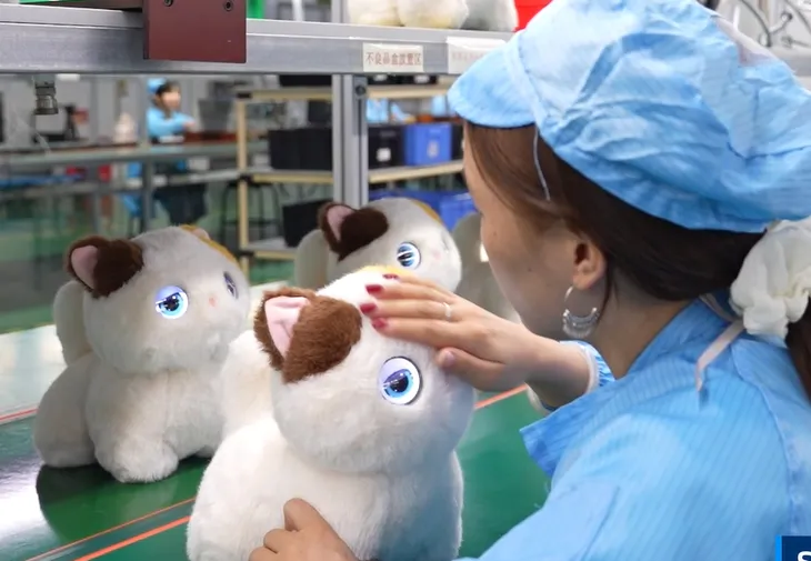 恵州の玩具生産ラインでぬいぐるみを検査する実写写真
